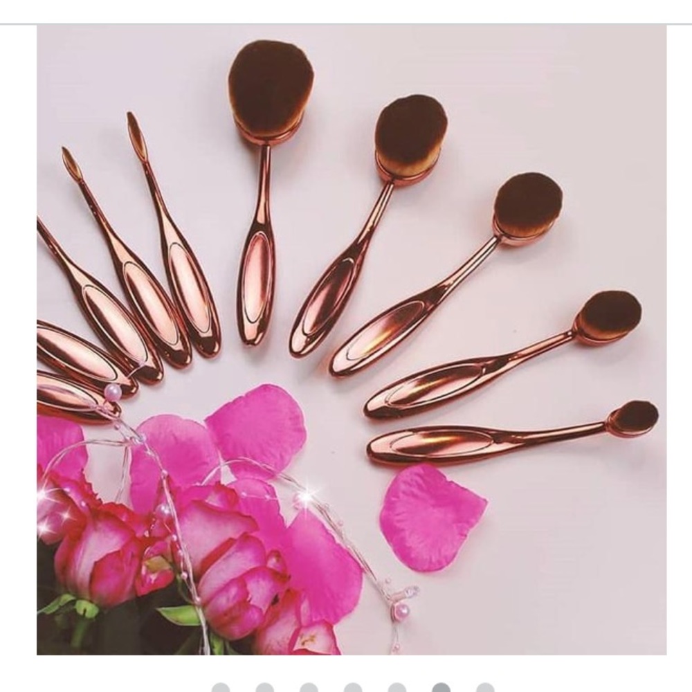 NWT “the Midas touch” oval makeup brush set